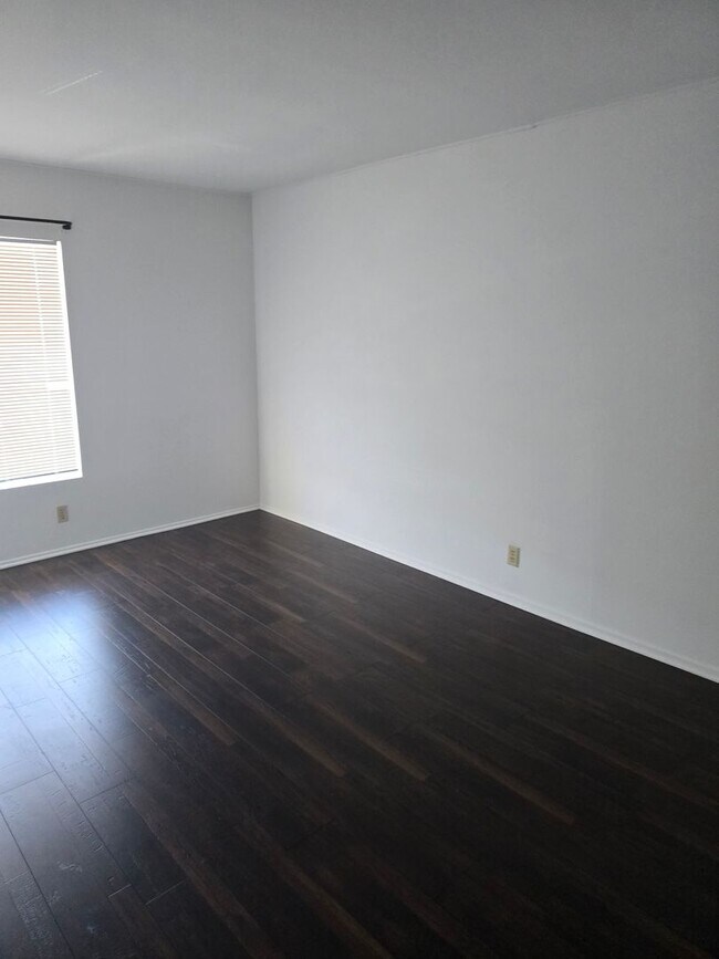 Building Photo - BEAUTIFUL 4 BEDROOM 3 BATH HOUSE. MOVE IN ...