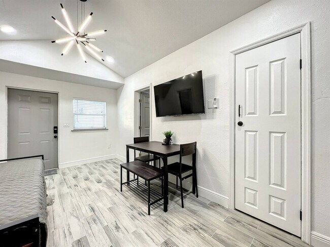 Building Photo - 2008 E Grant Ave