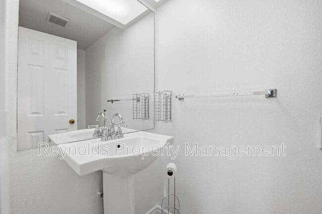 Building Photo - 9462 Pipilo St