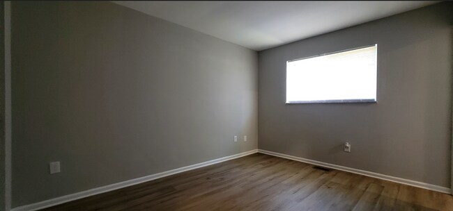 Building Photo - 3006-3008 Creekview Circle