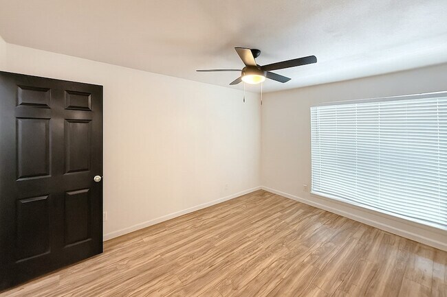 Building Photo - 4811 Live Oak St