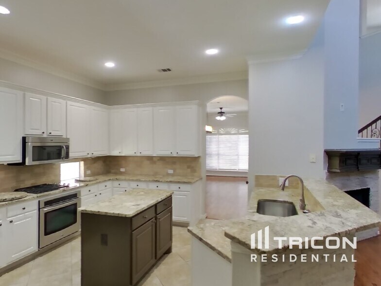Building Photo - 2020 Hillcroft Dr