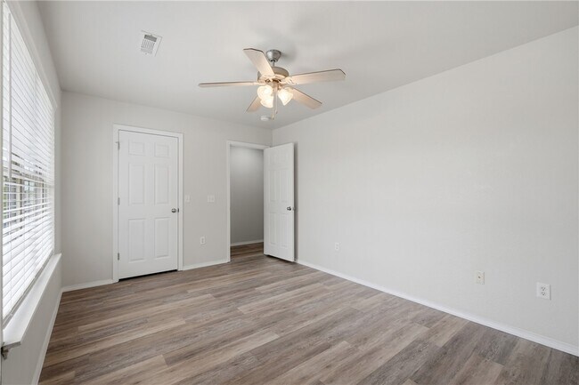 Building Photo - 3402 SW Windrift Ave