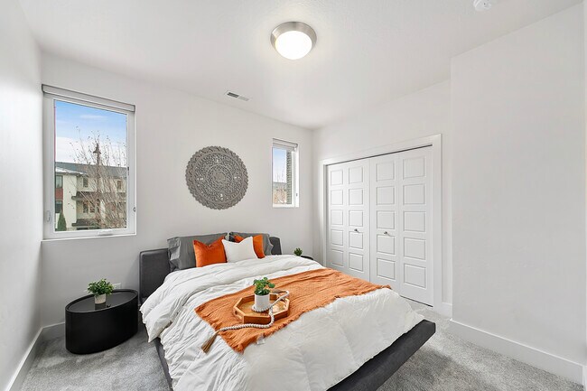 Building Photo - 3714 E Parkcenter Blvd