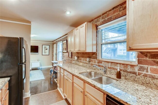 Building Photo - 24 Daniel St SE