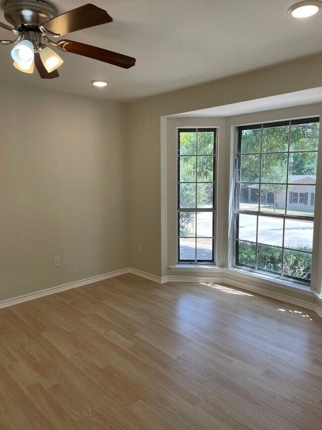 Building Photo - Application Received | Updated Single-Story 3 Bed, 2 Bath | Big Yard | Pet Restrictions