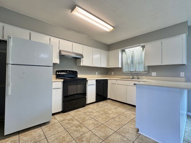 Building Photo - MOVE-IN READY!  [PET FRIENDLY]