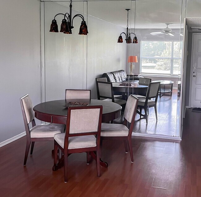 Building Photo - 2850 N Palm Aire Dr