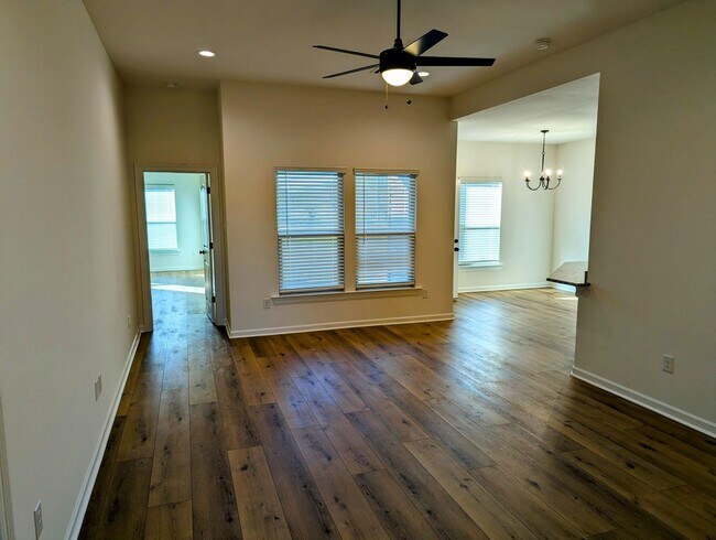 Building Photo - Welcome to Metairie Place!