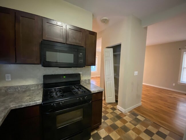 Building Photo - 923 Russel St - 3/Bed 1.5/Bath located in the Edison neighborhood