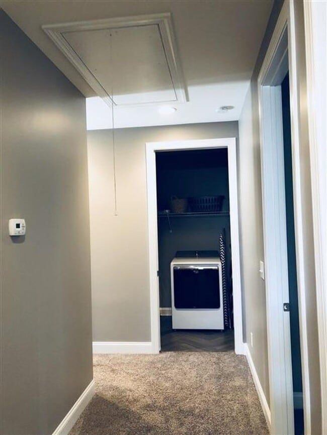 Building Photo - Extremely well maintained 3-bedroom, 2.5-bath home located in the highly desirable Woodlands comm...