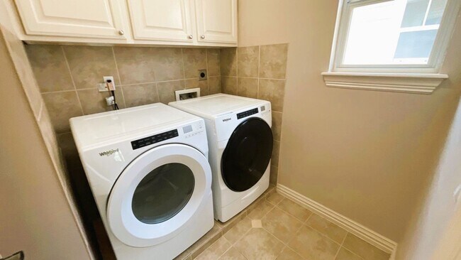 Building Photo - GORGEOUS Townhome in Inner Loop Gated Community **Ask about our NO CASH DEPOSIT option through OB...