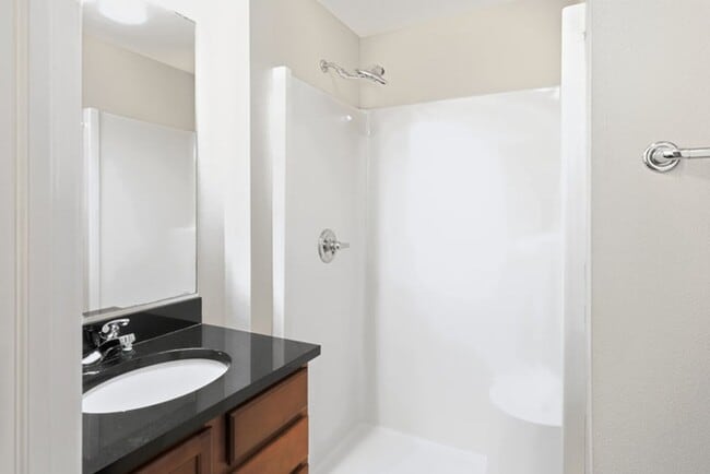 Building Photo - GREAT LOCATION!! 3 Bedroom, 2.5 Bathroom Townhome in West Des Moines!