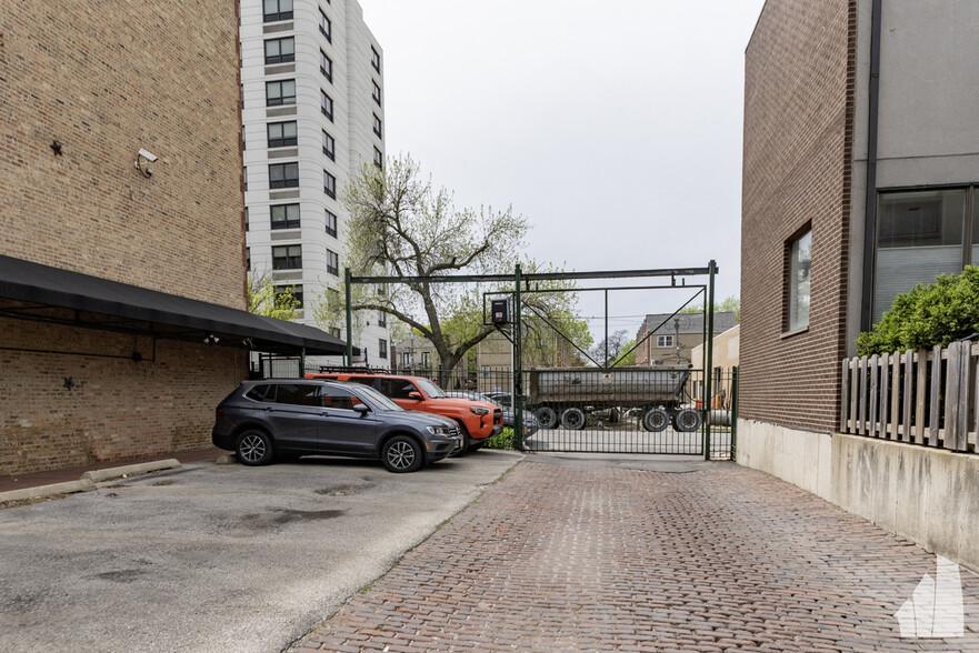 Building Photo - 1737 N Paulina St