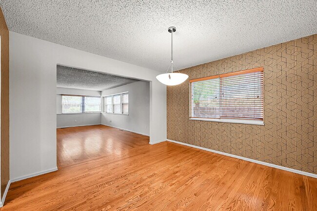 Building Photo - $2,895.00, 4 bed, 3.5 bath, located in Col...