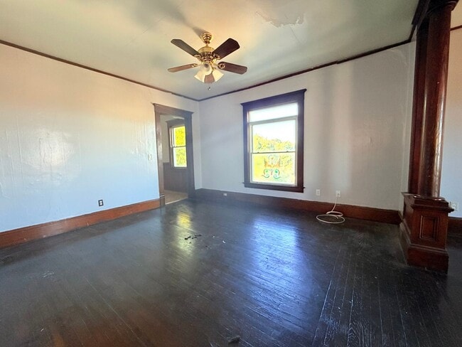 Building Photo - 1123 W Belden Ave