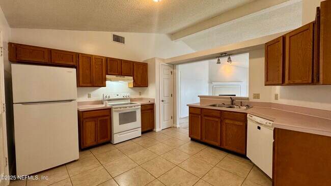 Building Photo - 3696 Barbizon Cir N
