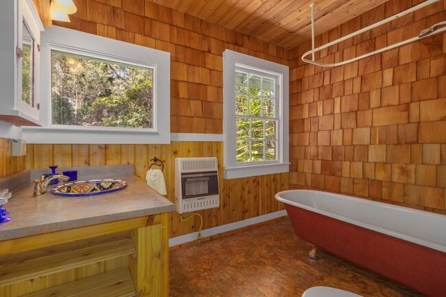 Building Photo - Charming 2 Bedroom / 1 Bath Cottage in Cool Volcano