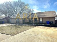 Building Photo - West Norman 2 Bedroom/1 Bath Duplex AVAILA...