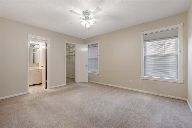 Building Photo - 2704 Whitney Pl