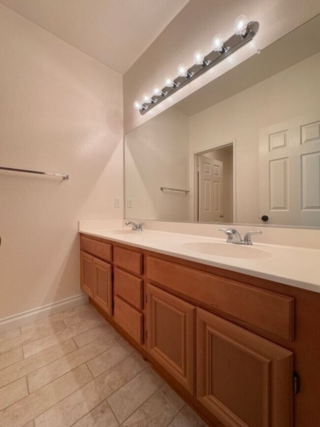 Building Photo - 4 Bedroom Menifee home available now for l...