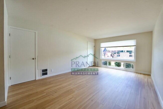 Building Photo - 1032 Los Gamos Rd