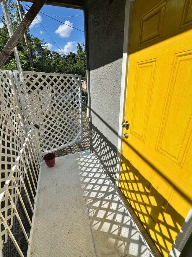 Building Photo - 548 Radnor Ave