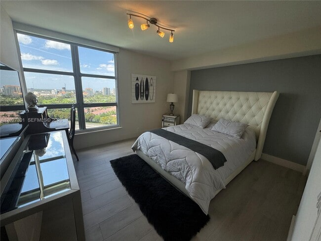 Building Photo - 3500 Mystic Pointe Dr