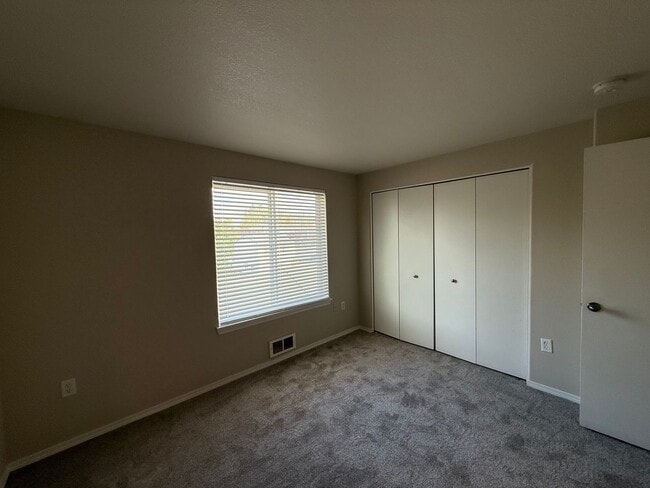 Building Photo - FREE RENT through FEBRUARY - SEE LISTING for DETAILS!  Newly Updated Two Bedroom Townhome Availab...