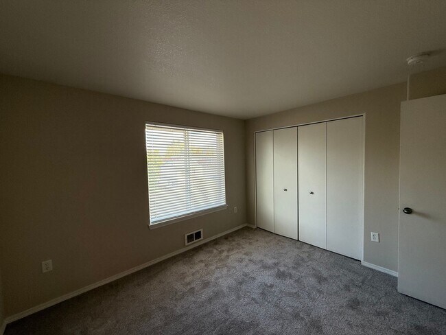 Building Photo - HOME FOR THE HOLIDAYS - Remainder of 2025 Rent FREE* - Newly Updated Two Bedroom Townhome with Ne...