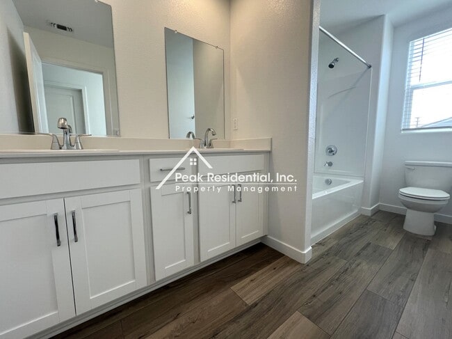 Building Photo - Newer Sacramento 4bd/2.5ba Home!