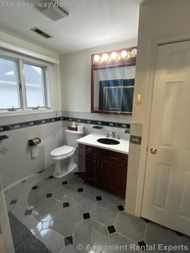 Building Photo - 309 Beacon St