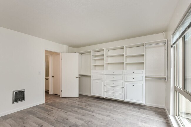 Building Photo - Light And Bright One Bedroom Condo In Oakl...