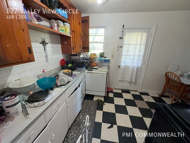 Building Photo - 822 Valley View Cir