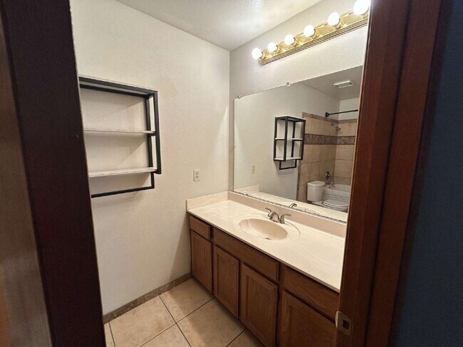 Building Photo - "Charming 2-Bed Townhouse Oasis with 2.5 Baths in Prime Las Vegas Location!"