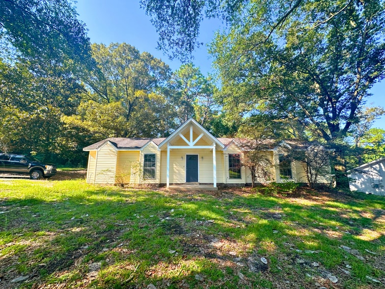 Primary Photo - 3650 Creek Dr