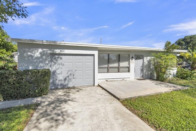 Building Photo - 1101 NE 24th Ct