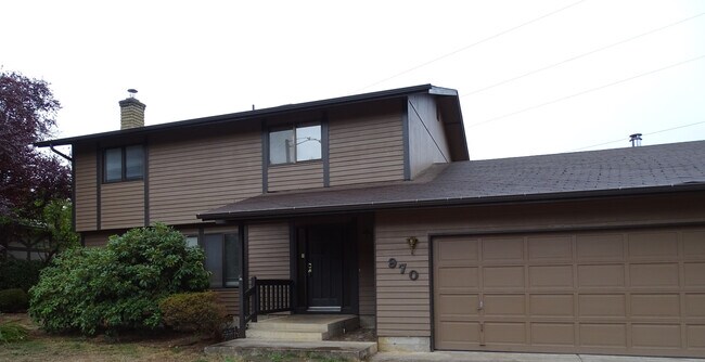Building Photo - Four Bedroom Charmer!