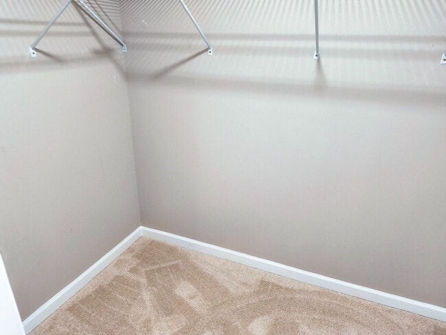 Building Photo - Inviting Townhome in Sterling with Spaciou...