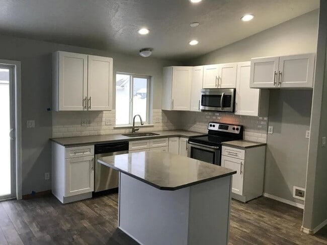 Building Photo - For Rent: 3 Bedroom Single-Level Home in W...