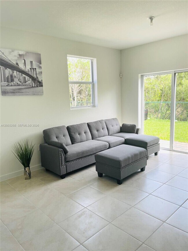 Building Photo - 916 SE 19th St