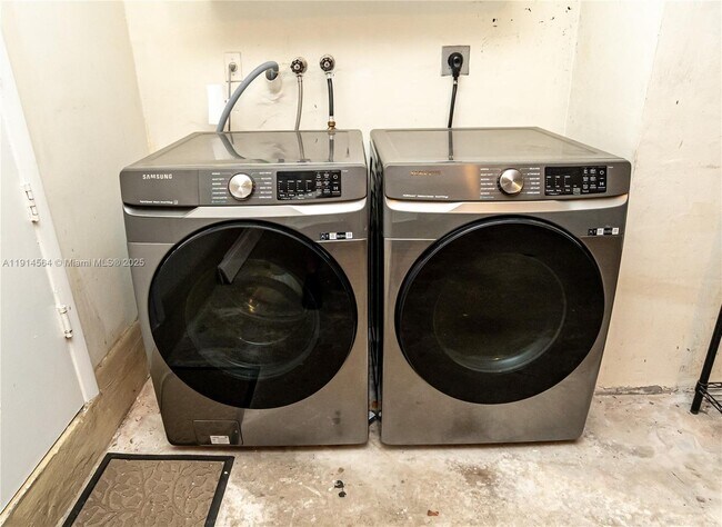 Building Photo - 1592 Salerno Cir