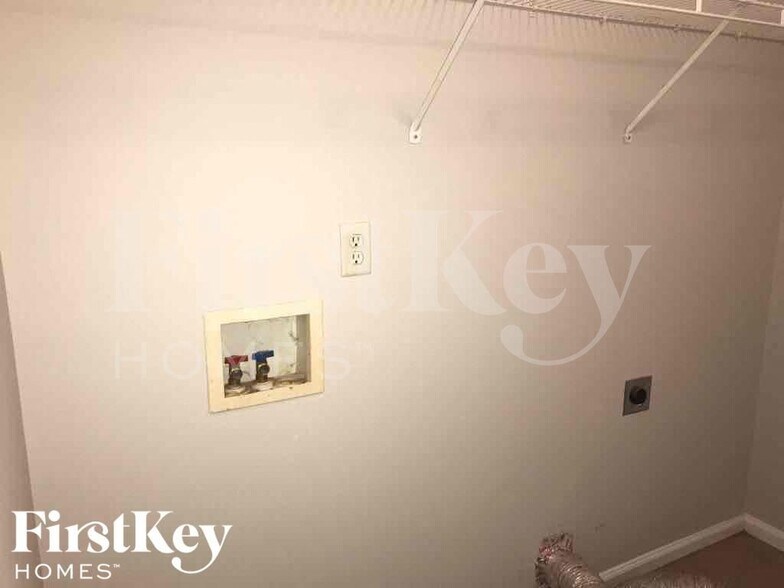 Building Photo - 5036 Balus Dr
