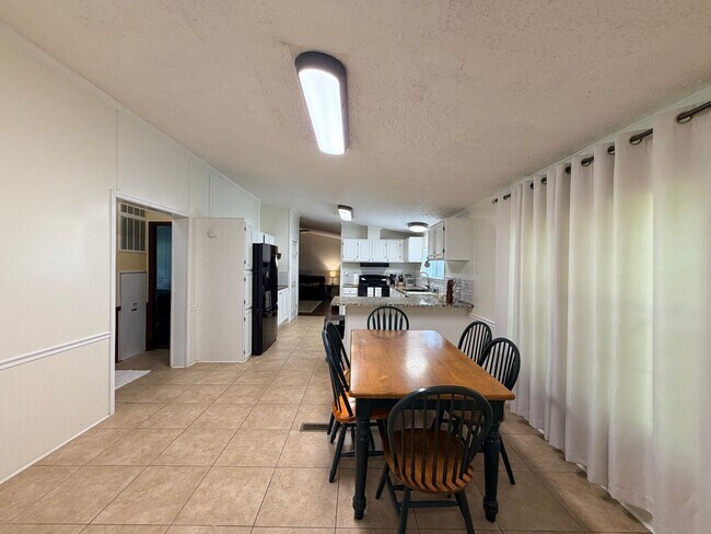 Building Photo - 7810 W Lakeshore Dr