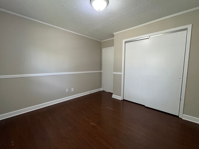 Building Photo - Sweet & Stylish 3 Bedroom 1.5 bath