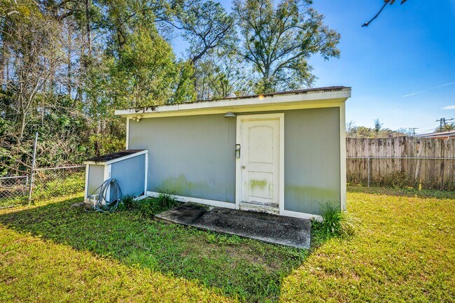 Building Photo - 909 Westgate Dr