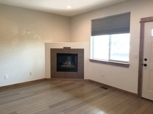 Building Photo - Adorable 2 Bedroom House- Great Location!