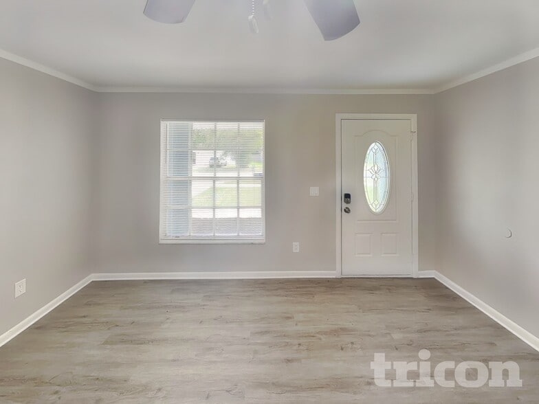 Building Photo - 120 N Alderwood St