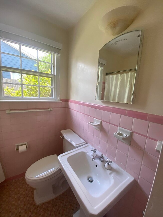 Building Photo - 518 McDaniel St