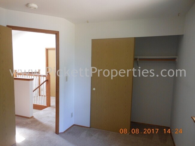 Building Photo - Large 3 Bedroom Home in Great Ridgetop Loc...